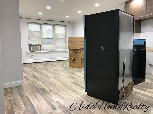 3rd image of 2835 49th St