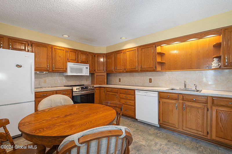 4th image of 622 Duanesburg Road