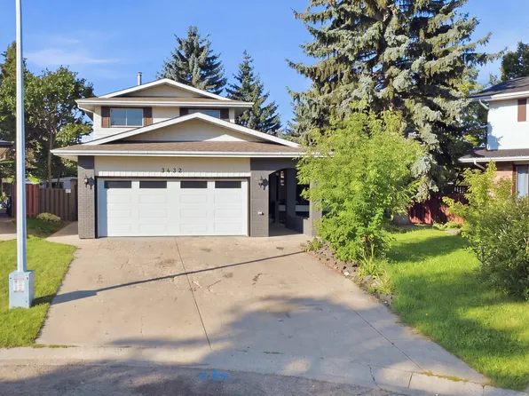 3432 Hill View Cres NW, Edmonton, AB T6L 1P5