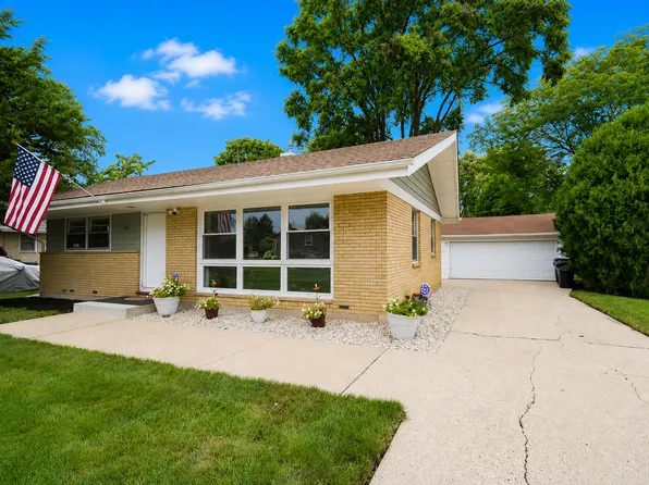 1802 Fairfield Rd, Lindenhurst, IL 60046
