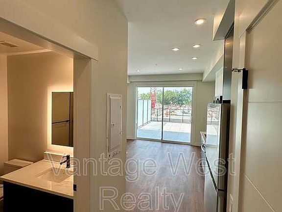4th image of 1280 Sutherland Ave #207