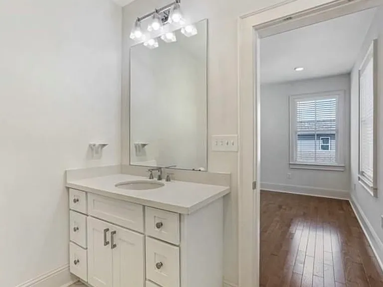 Second bathroom (ensuite from second bedroom)