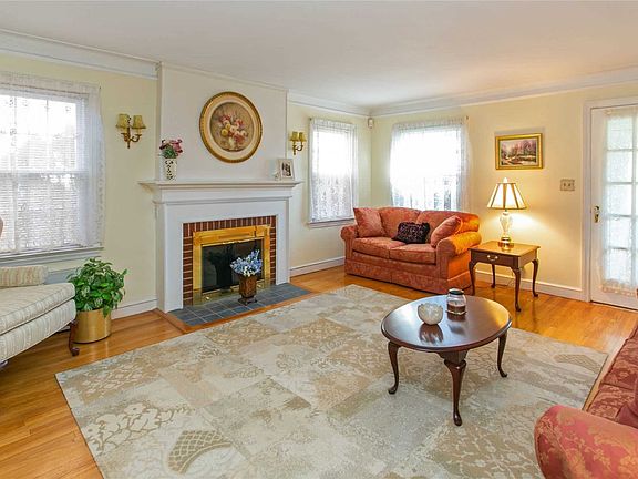 4th image of 104 W Poplar St