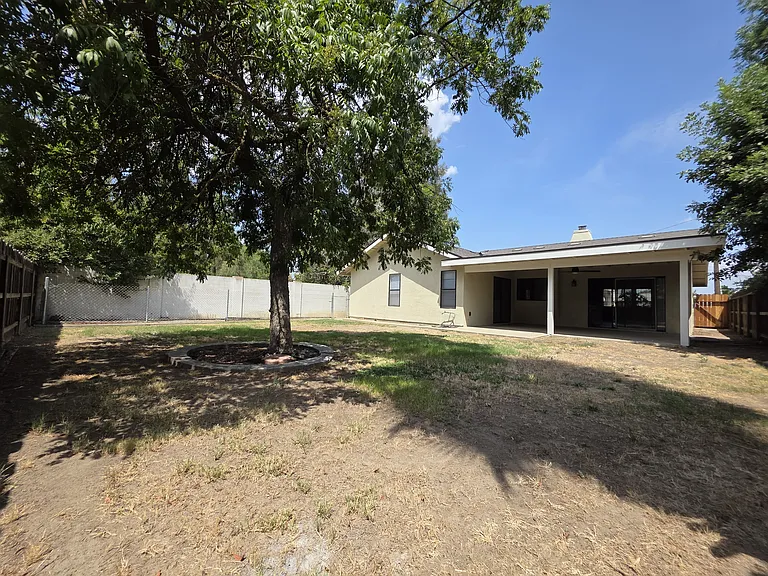 4027 W Tulare Ave — Photo 26