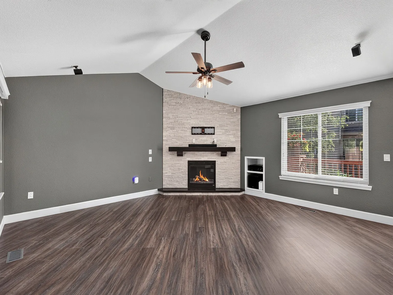 Beautifully Updated & Peaceful Townhome in S.E. Aurora | 2BD/2.5BA |$2650/mo | Available 10/01/2026 — Photo 3