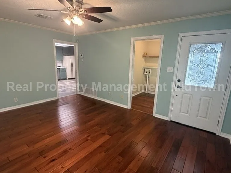 1301 Burleson St — Photo 2
