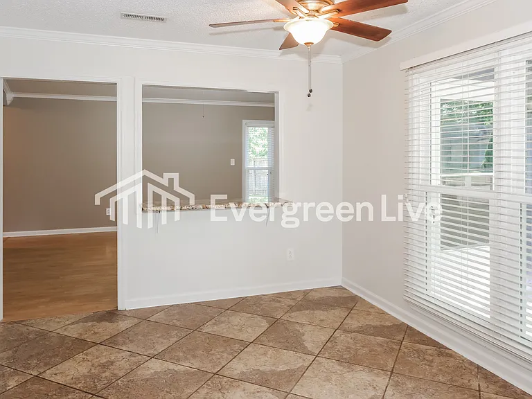 135 Hollington Dr NE — Photo 3