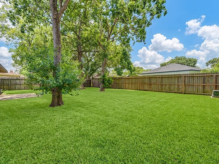 2427 Ridgemont Dr — Photo 3