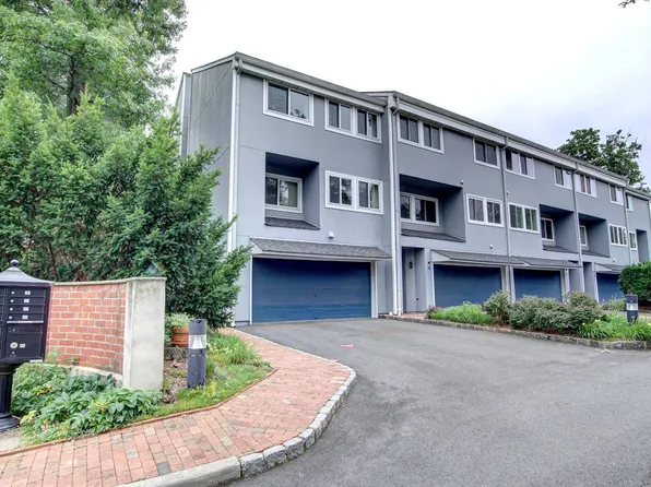 27 Richard Ct, Princeton, NJ 08540