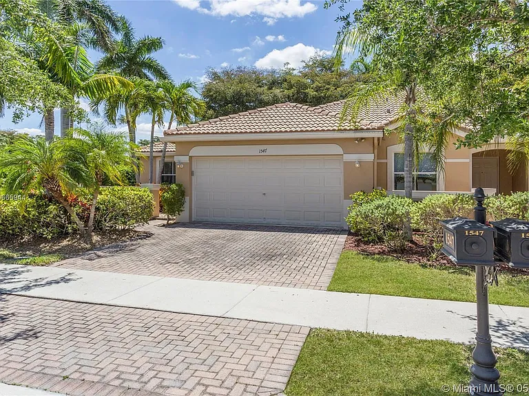 1547 Zenith Way — Photo 4