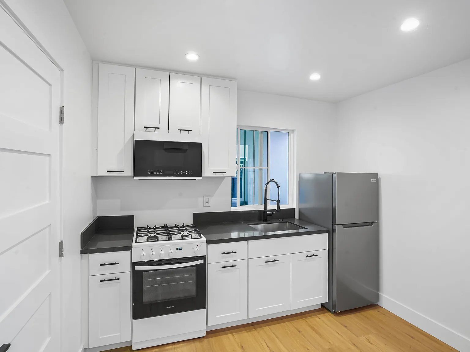 1 bed, 450 sqft, $1,995 — Photo 4