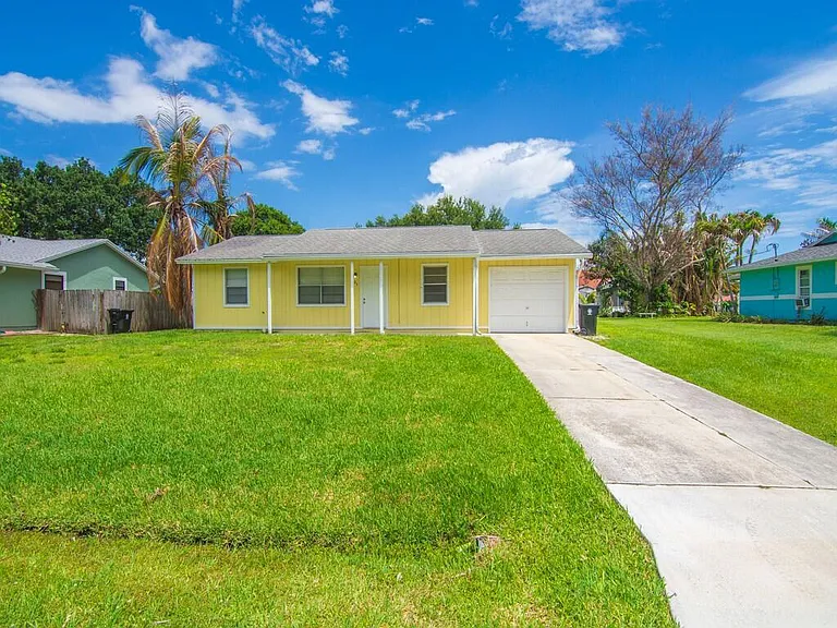 205 SW Voltair Ter — Photo 32