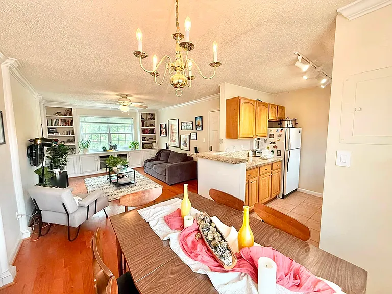 1616 W Abingdon Dr #202 — Photo 2