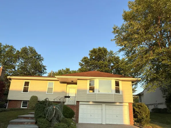 19 Carriage Road, Roslyn, NY 11576