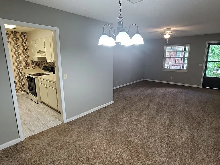 1704 Ashford Ln — Photo 5