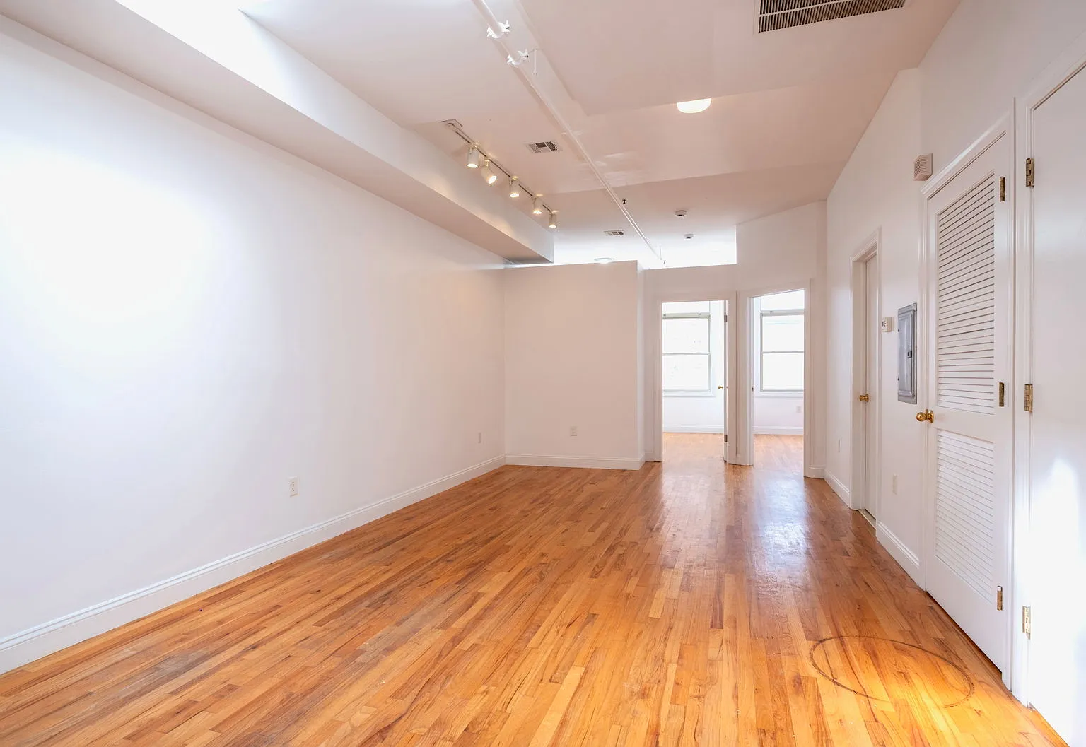 2 bed, 1.0 bath, $2,600 — Photo 2