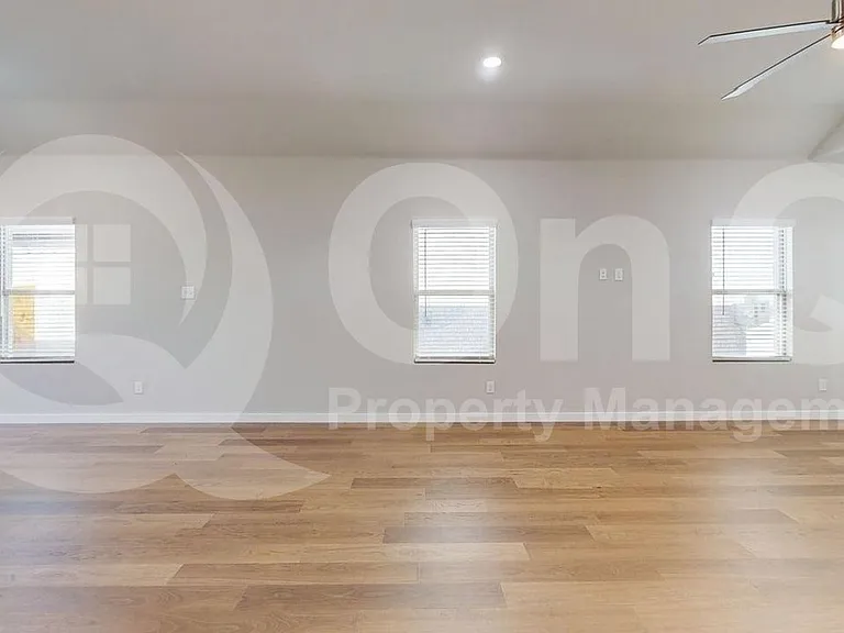 1004 Knox River Dr — Photo 4