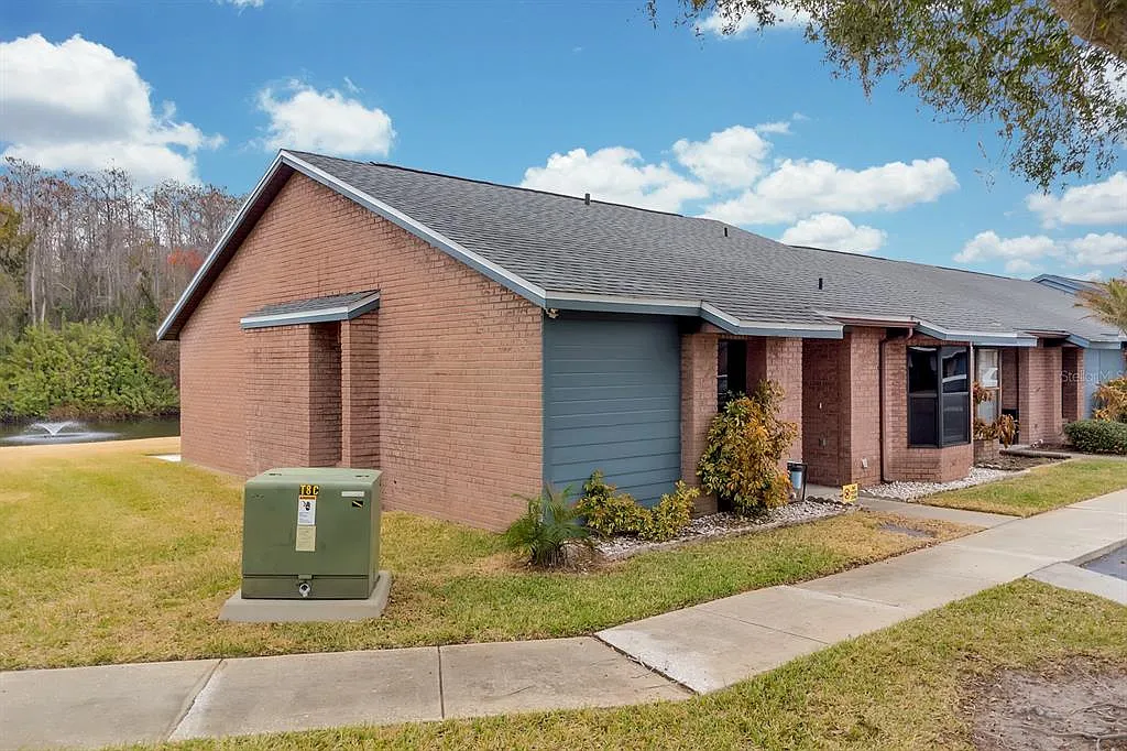 3 bed, 2.0 bath, 1126 sqft, $2,000 — Photo 2