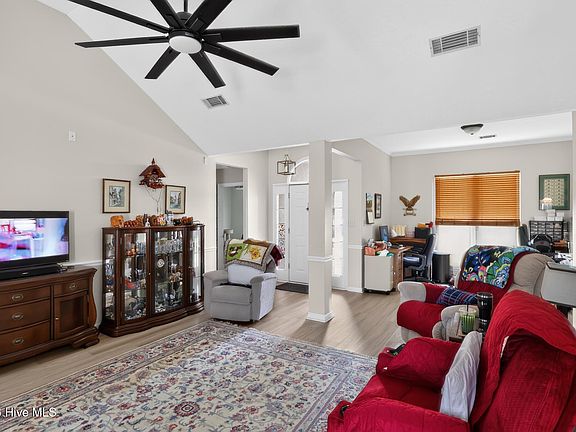 4th image of 230 Taylor Circle
