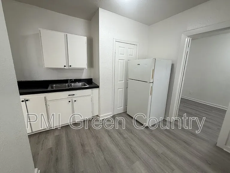 2430 E Pine St — Photo 3