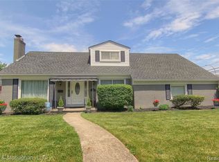 854 Woods Ln, Grosse Pointe Woods, MI 48236