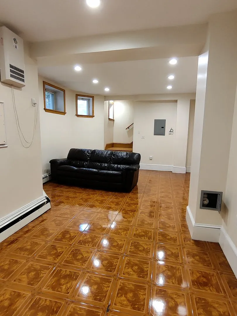 No Brokers Fee, Coolidge Corner Area of Brookline. Recently Renovated Unit. Central heat/AC, In-U... — Photo 4