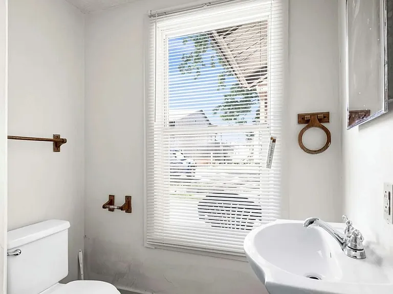 410 E Grove St — Photo 16