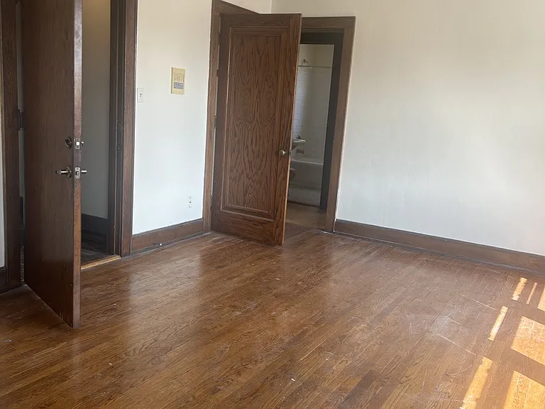 1 Bedroom (Livingroom)(East End Unit)