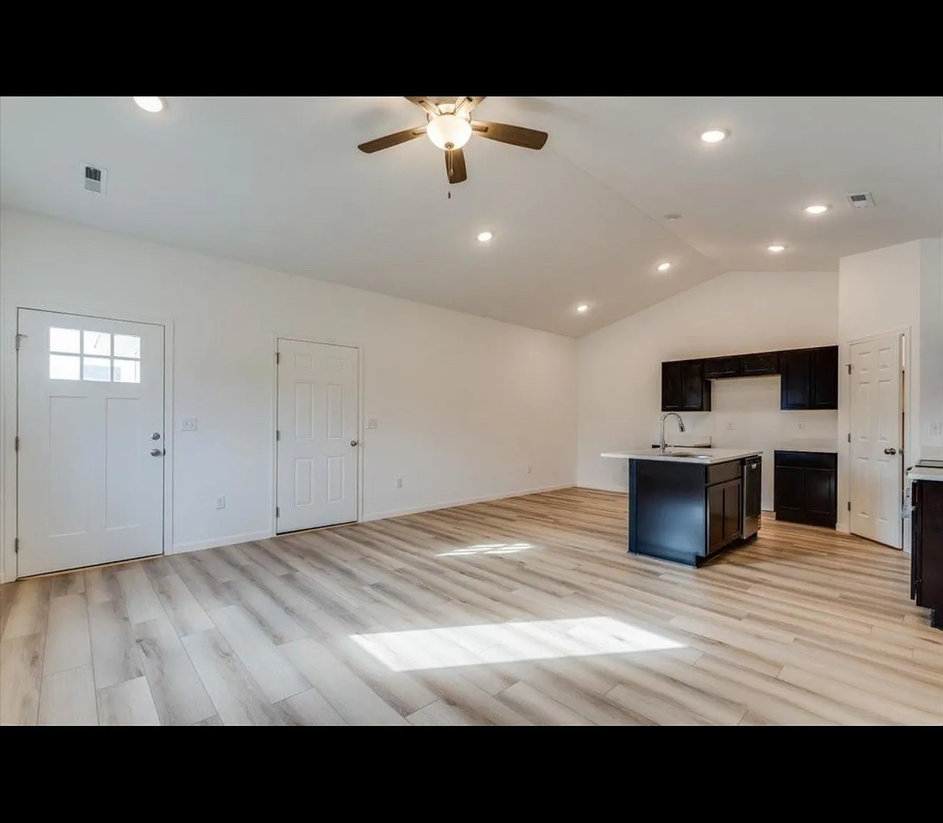 3 bed, 1150 sqft, $1,550 — Photo 4