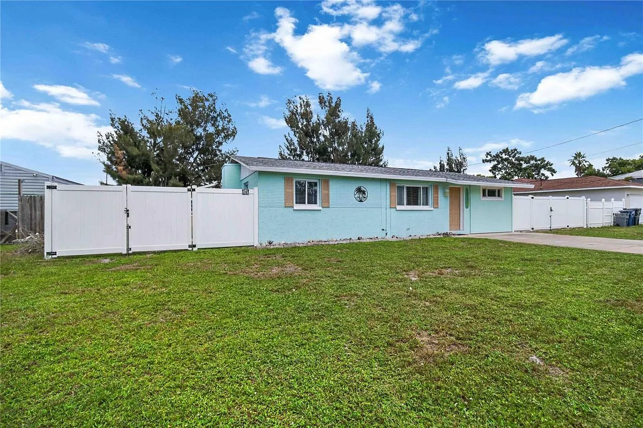 3 bed, 1.5 bath, 938 sqft, $2,100 — Photo 1