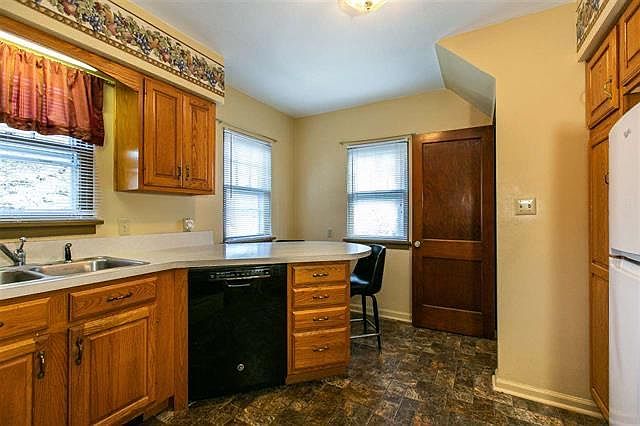 2nd image of 380 College St
