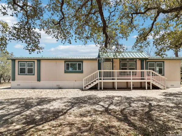 609 County Road 785, Natalia, TX 78059