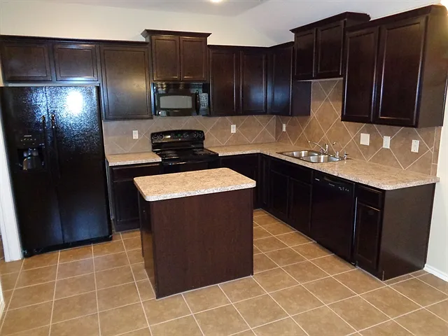 1000 Churchill Dr — Photo 2