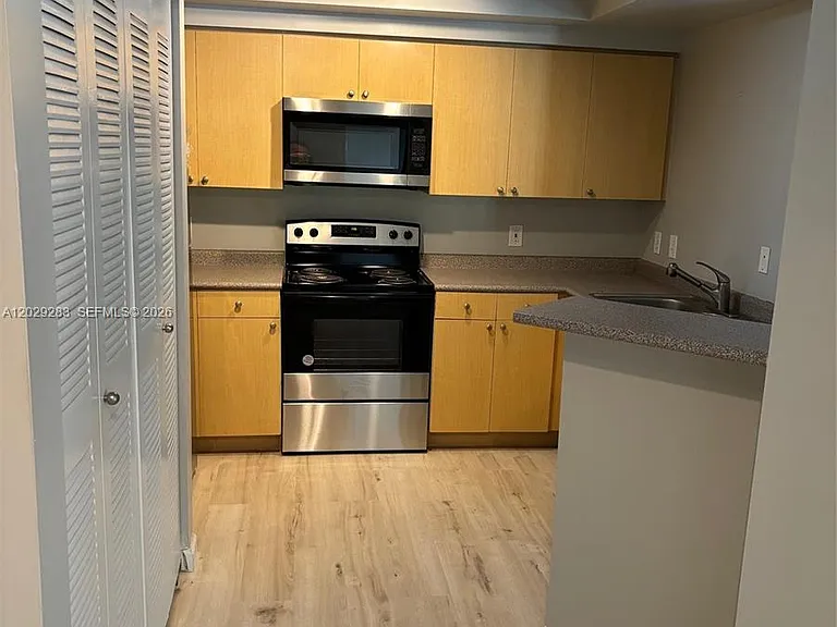 1919 Van Buren St #308A — Photo 3