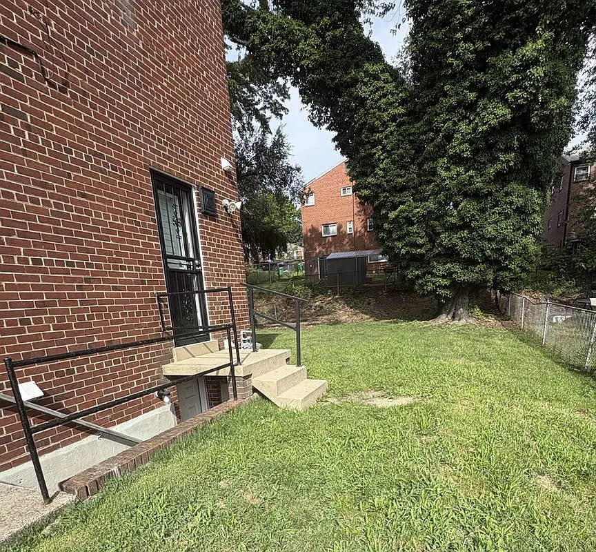 3 bed, 3.0 bath, 1156 sqft, $2,400 — Photo 2