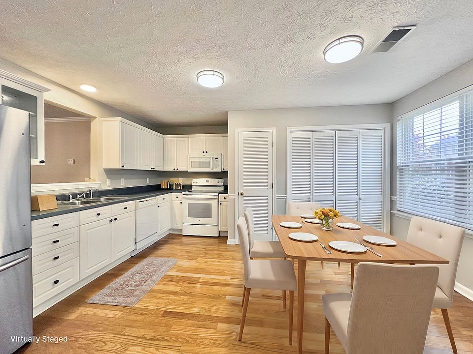 Kitchen (Washer/Dryer hookup behind louvre doors)