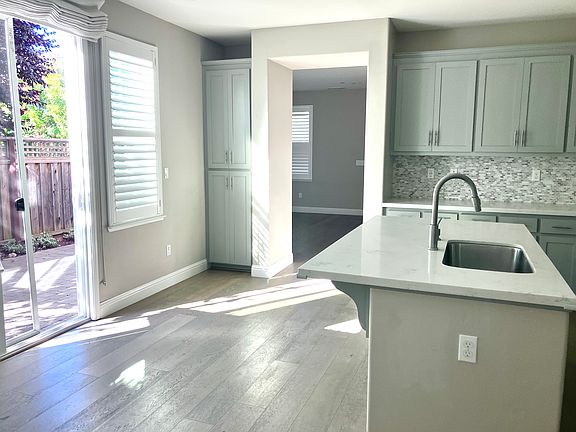 4th image of 1102 Healdsburg Ave