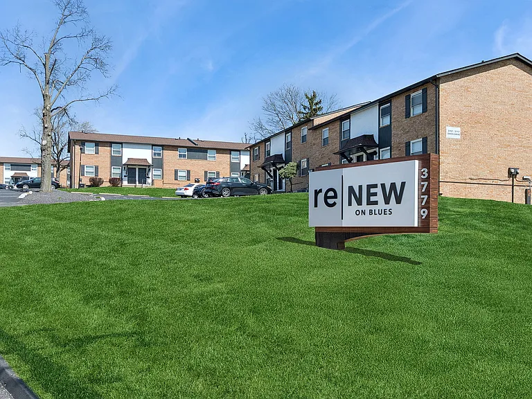 ReNew on Blues Apartments & Townhomes — Photo 32