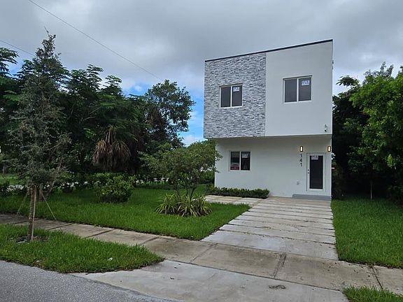 4th image of 141 NW 11th St