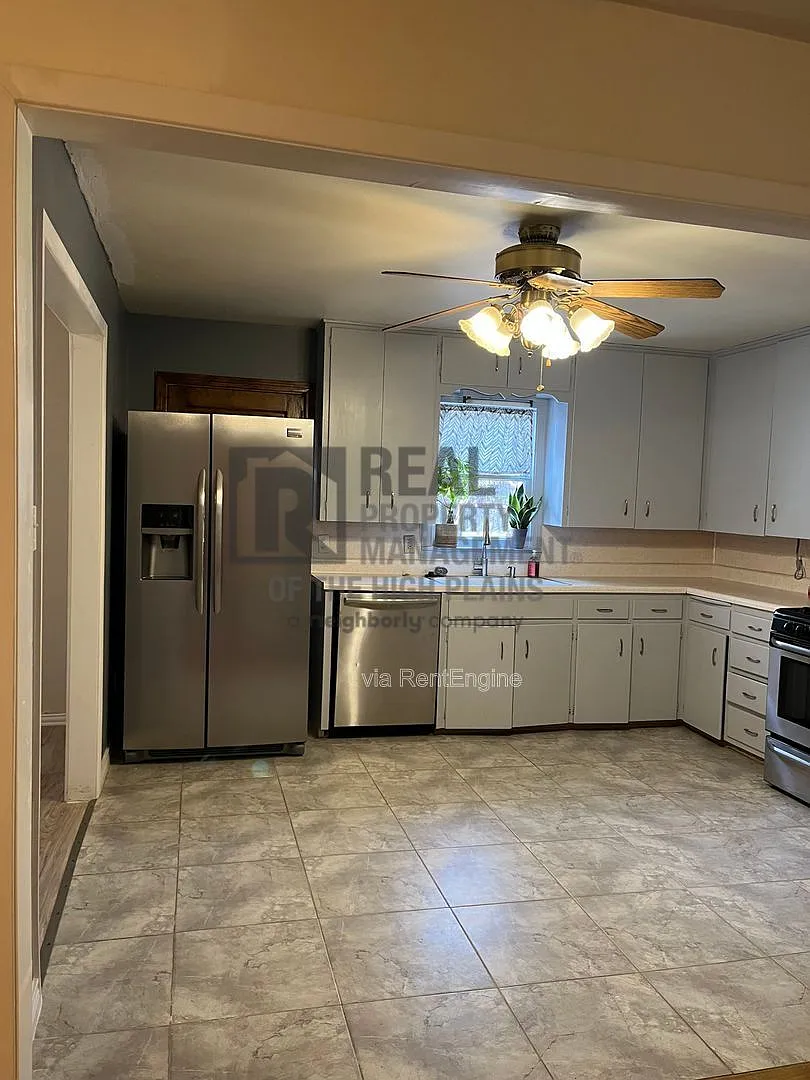 4 bed, 2.5 bath, 2914 sqft, $2,300 — Photo 2