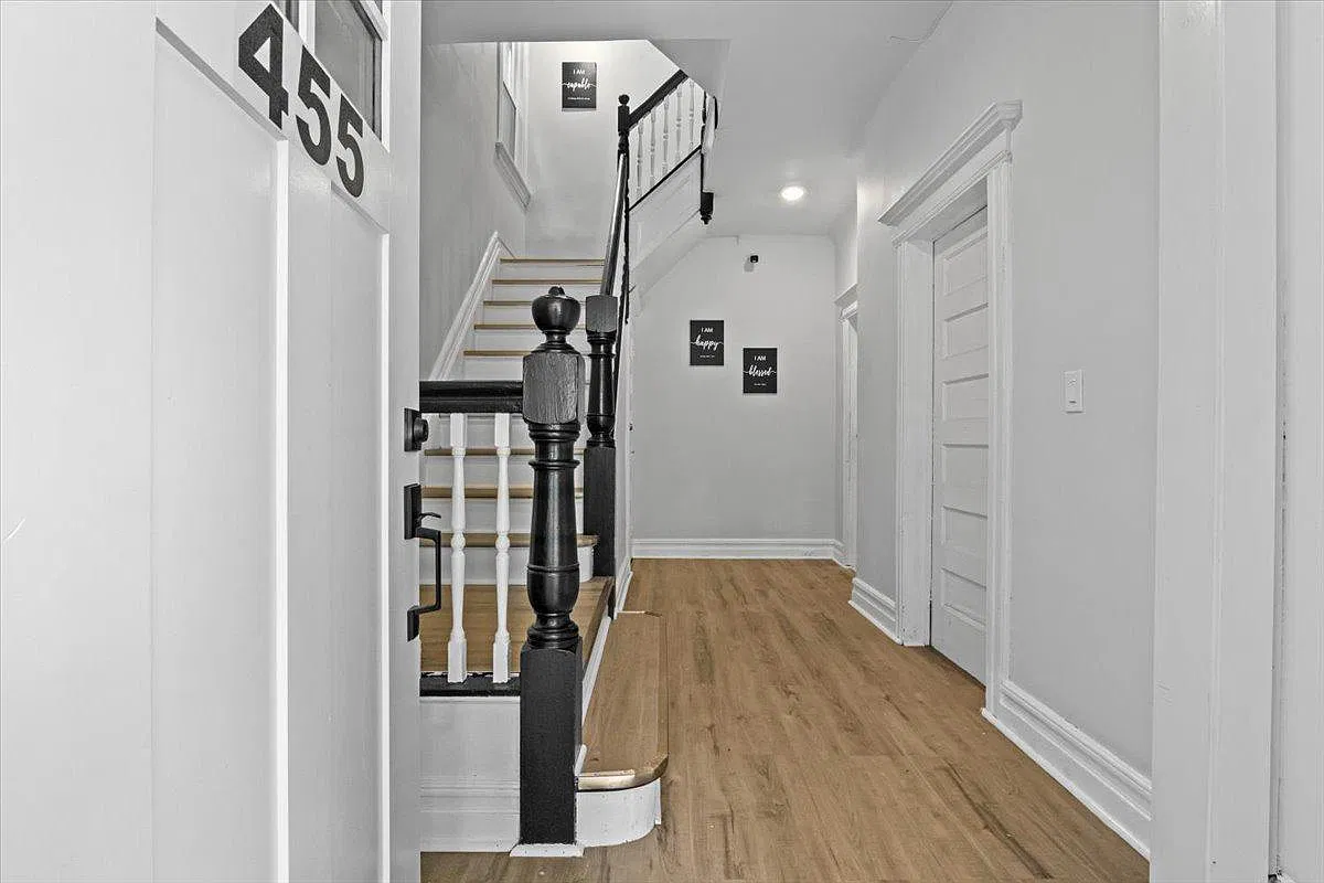 3 bed, 1100 sqft, $2,100 — Photo 3