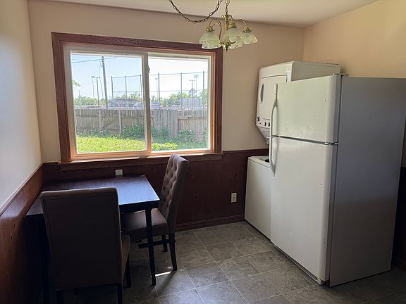 Eat-in kitchen with washer/dryer