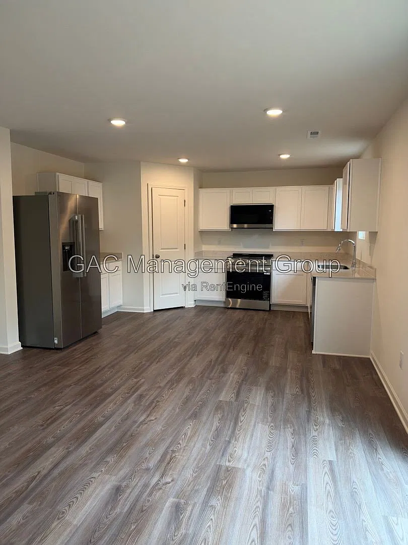 4 bed, 2.5 bath, 2014 sqft, $1,949 — Photo 3