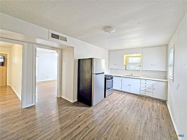 830 W Coll St — Photo 3