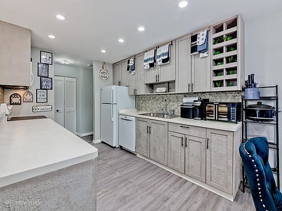 4th image of 1717 W Crystal Ln Unit 702