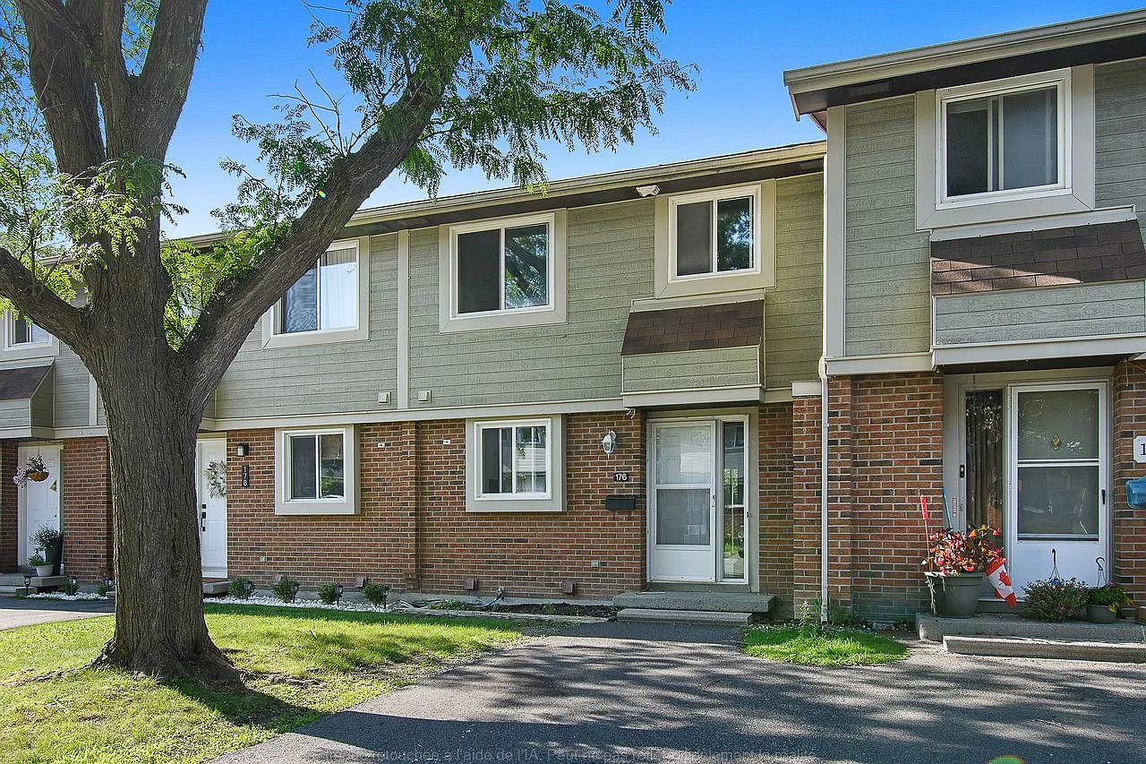 176 Barrow Crescent — Photo 1
