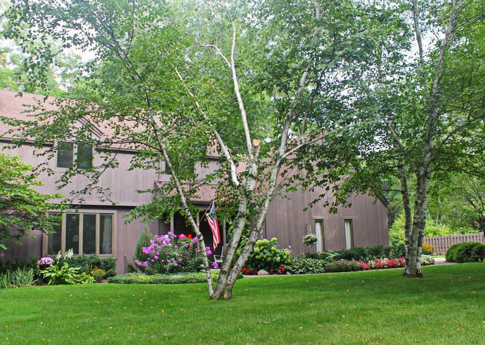 Oasis in the City!  Enjoy convenient, private living in a secluded neighborhood less than five minutes from the hospital.  Set on an impressive city lot bordering Garden Park, this 4 bedroom home offers endless possibilities for both those who crave privacy and those who love to entertain!