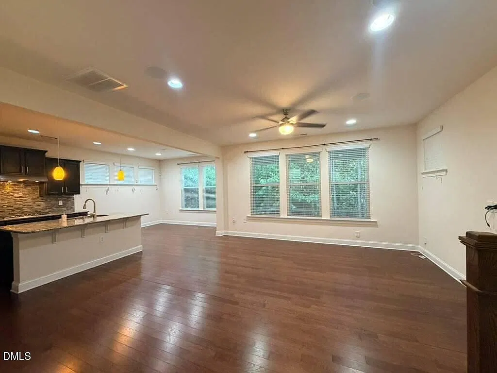 4 bed, 2.5 bath, 2100 sqft, $2,395 — Photo 3