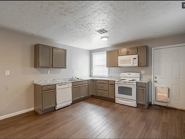 820 SW 31st St — Photo 5
