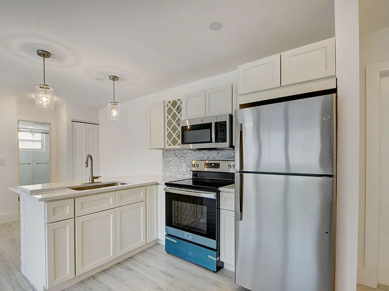 525 S Broadway #J — Photo 6